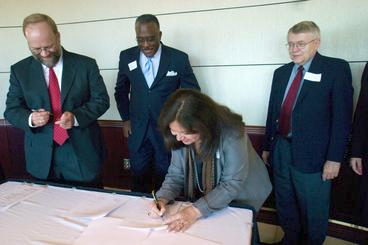 Leaders from the University of Minnesota and Hennepin County sign the original Master Cooperative Agreement in 2007.